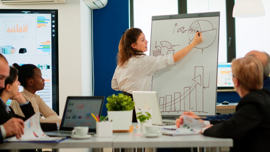 Mulher explicando o processo de desenvolvimento 